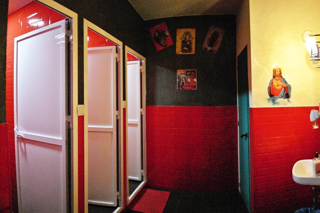 Sevilla Kitsch Hostel Art Δωμάτιο φωτογραφία