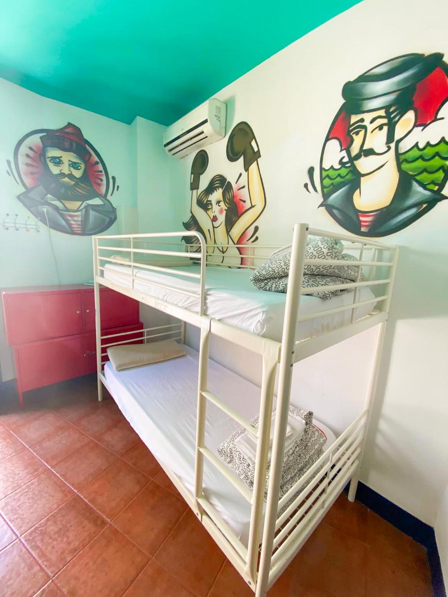 Sevilla Kitsch Hostel Art Δωμάτιο φωτογραφία